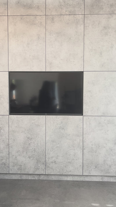 Video detailne zobrazuje visacie náušnice CREYO LINIA zo 14K žltého zlata s minimalistickým dizajnom prepojených oválov. Zábery ukazujú vysoký lesk, jemnú ľahkú konštrukciu a moderný elegantný tvar vhodný na každodenné nosenie.