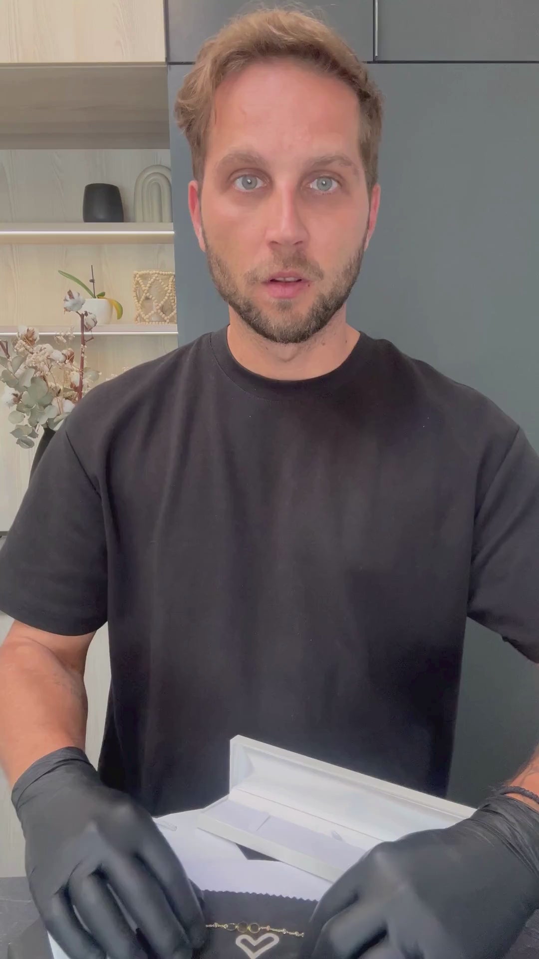 Aurelia – jemný dámsky náramok z 14K žltého zlata s plnými a otvorenými kruhmi a trblietavými kryštálmi, elegantný nadčasový dizajn