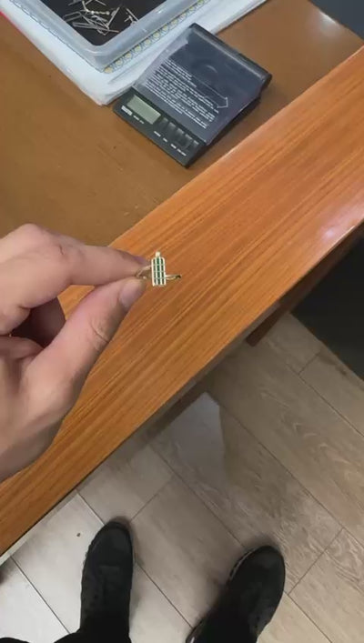 Video detailne zobrazuje zlatý prsteň CREYO LUMEN zo 14K žltého zlata s originálnym tvarom inšpirovaným gotickým oknom. V strede je zelený enamel vložený na zlatej doštičke a navrchu drobný číry zirkón. Zábery ukazujú kontrast smaragdového tónu, čisté línie a architektonickú geometriu prsteňa.