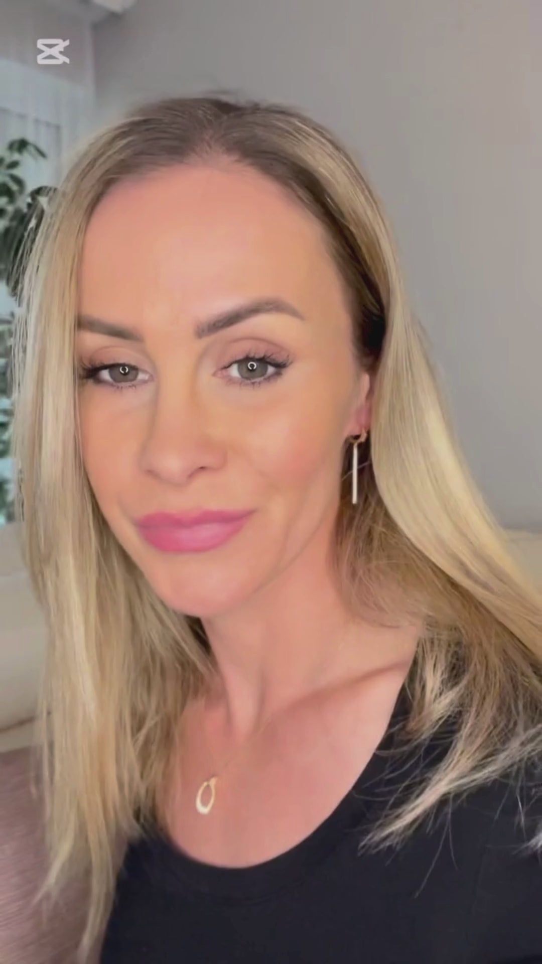 ARIA | Zlaté visiace náušnice s bielym detailom ZUZANA UGC VIDEO