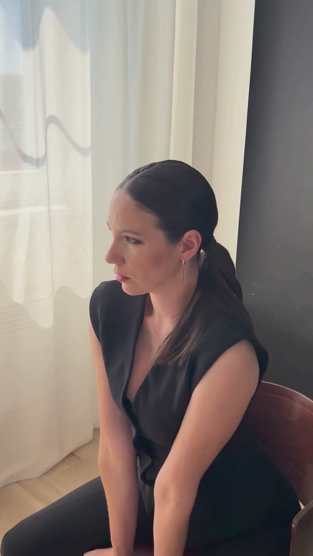 Moderné zlaté náušnice s kontrastom zlata a čiernej farby – elegantný dizajn video