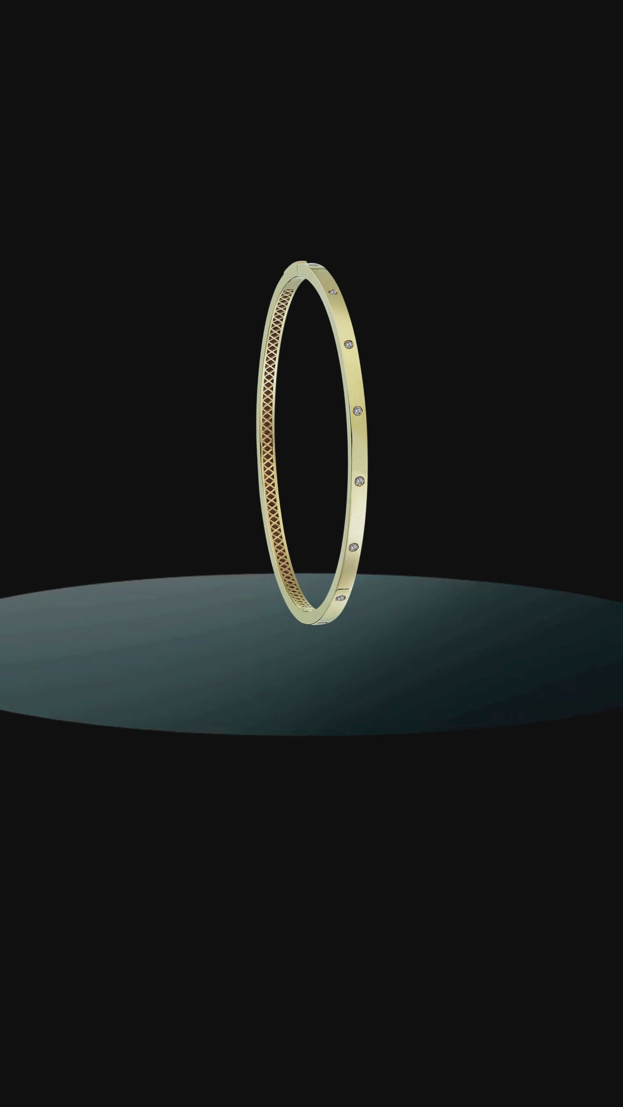 Video elegantného zlatého náramku CREYO s moderným dizajnom a jemnými detailmi – ručne spracovaný luxusný šperk.