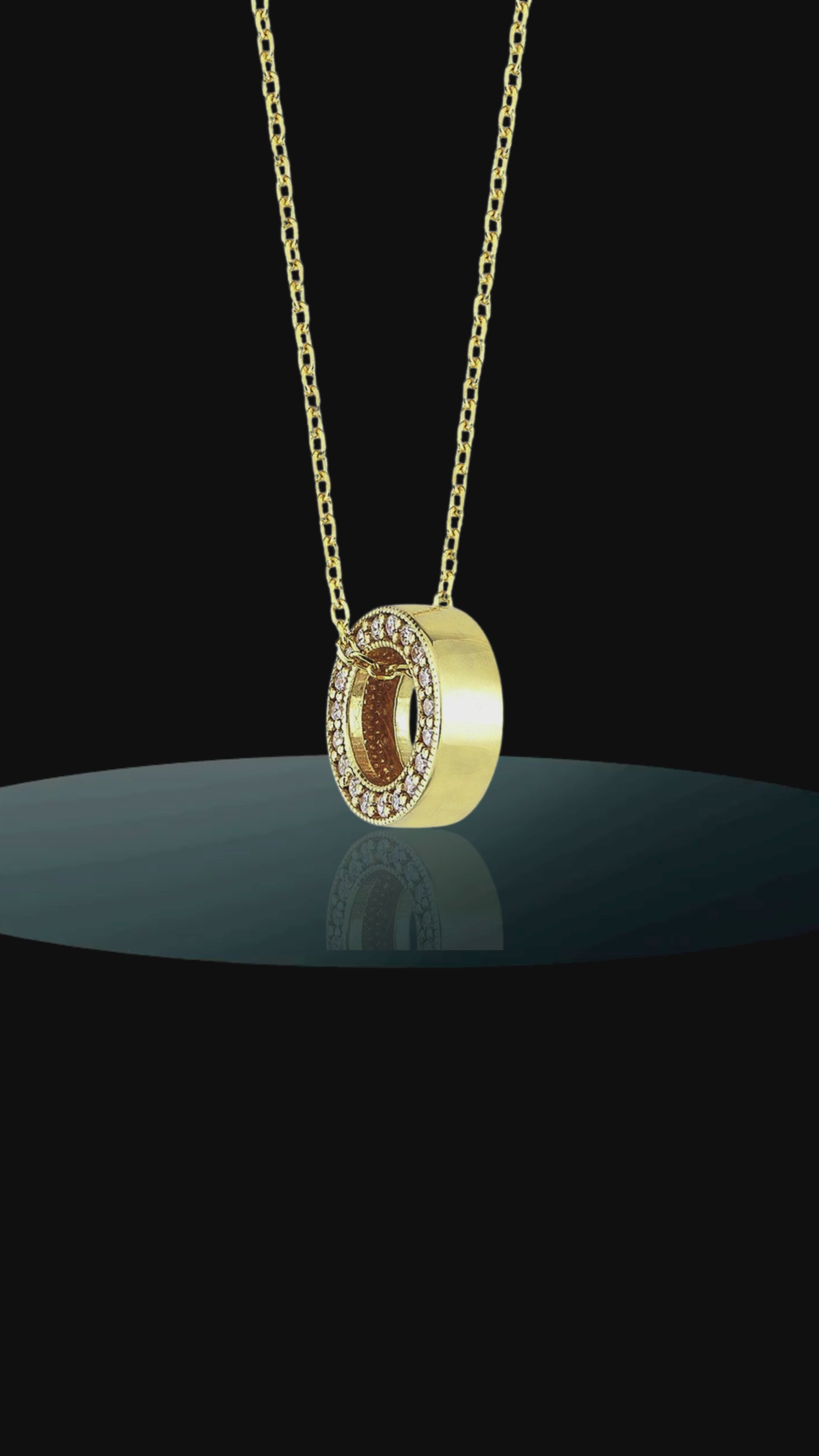 Video luxusného zlatého náhrdelníka Aura – nadčasová elegancia z 14‑karátového zlata s jemným kruhovým príveskom.