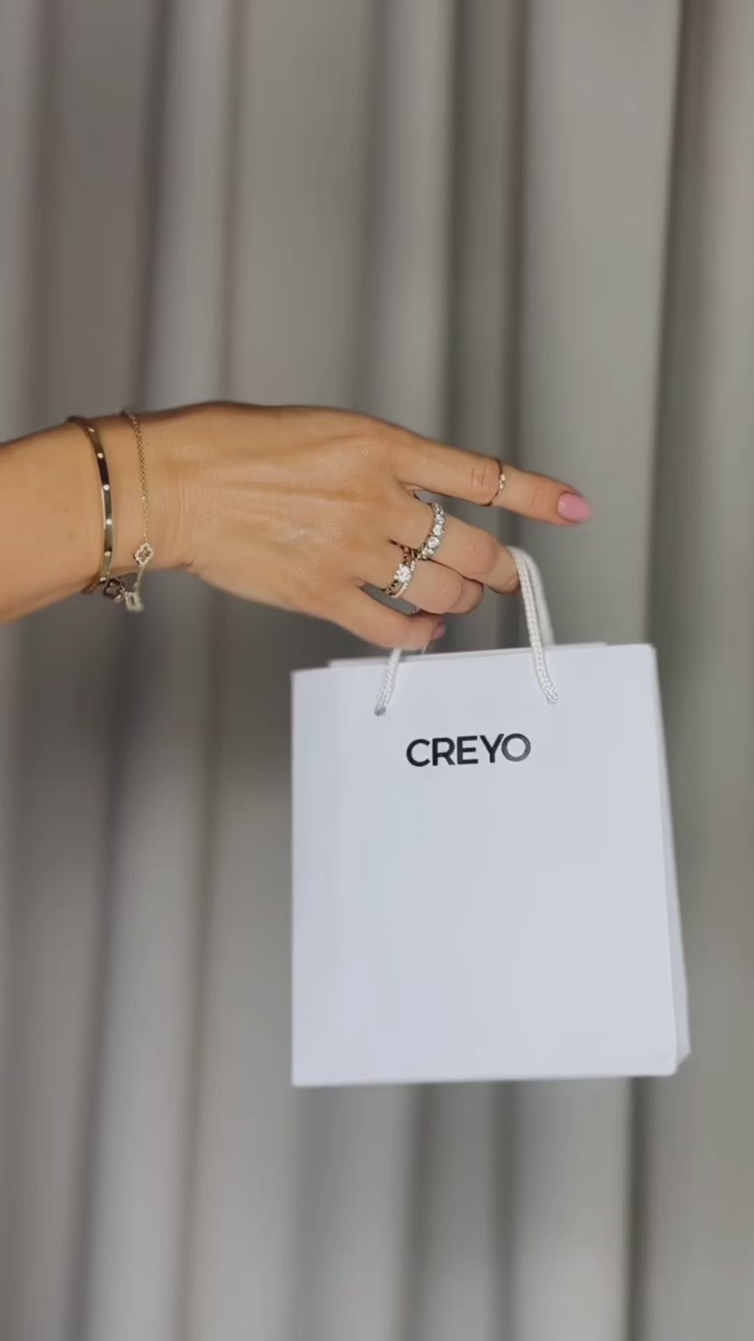 Luxusné detailné zábery na 14K zlatý náhrdelník CREYO FLORÉ so štvorlístkovým príveskom osadeným trblietavými kameňmi. Video zvýrazňuje vysoký lesk, jemný tvar a precízne remeselné spracovanie.