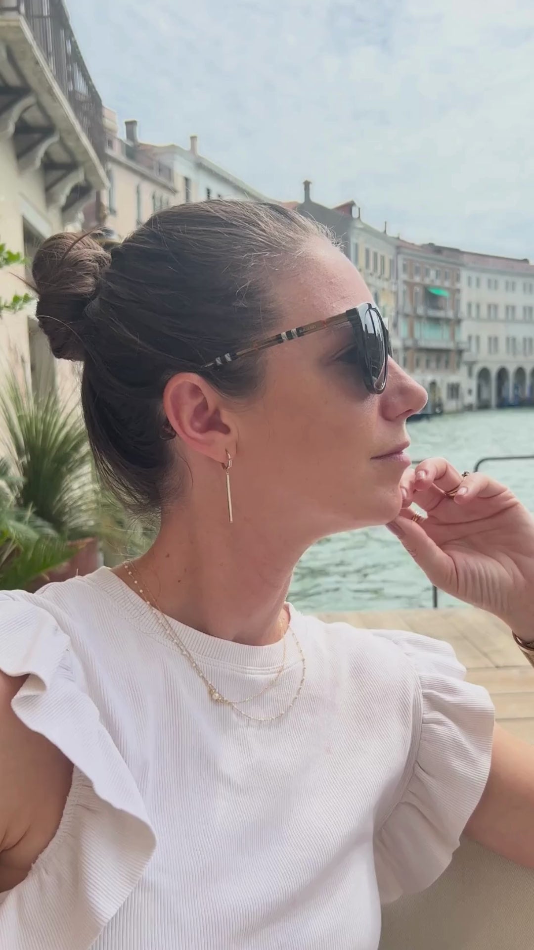 ARIA | Zlaté 14k visiace náušnice s bielym detailom-video Taliansko