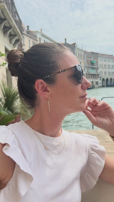 ARIA | Zlaté 14k visiace náušnice s bielym detailom-video Taliansko