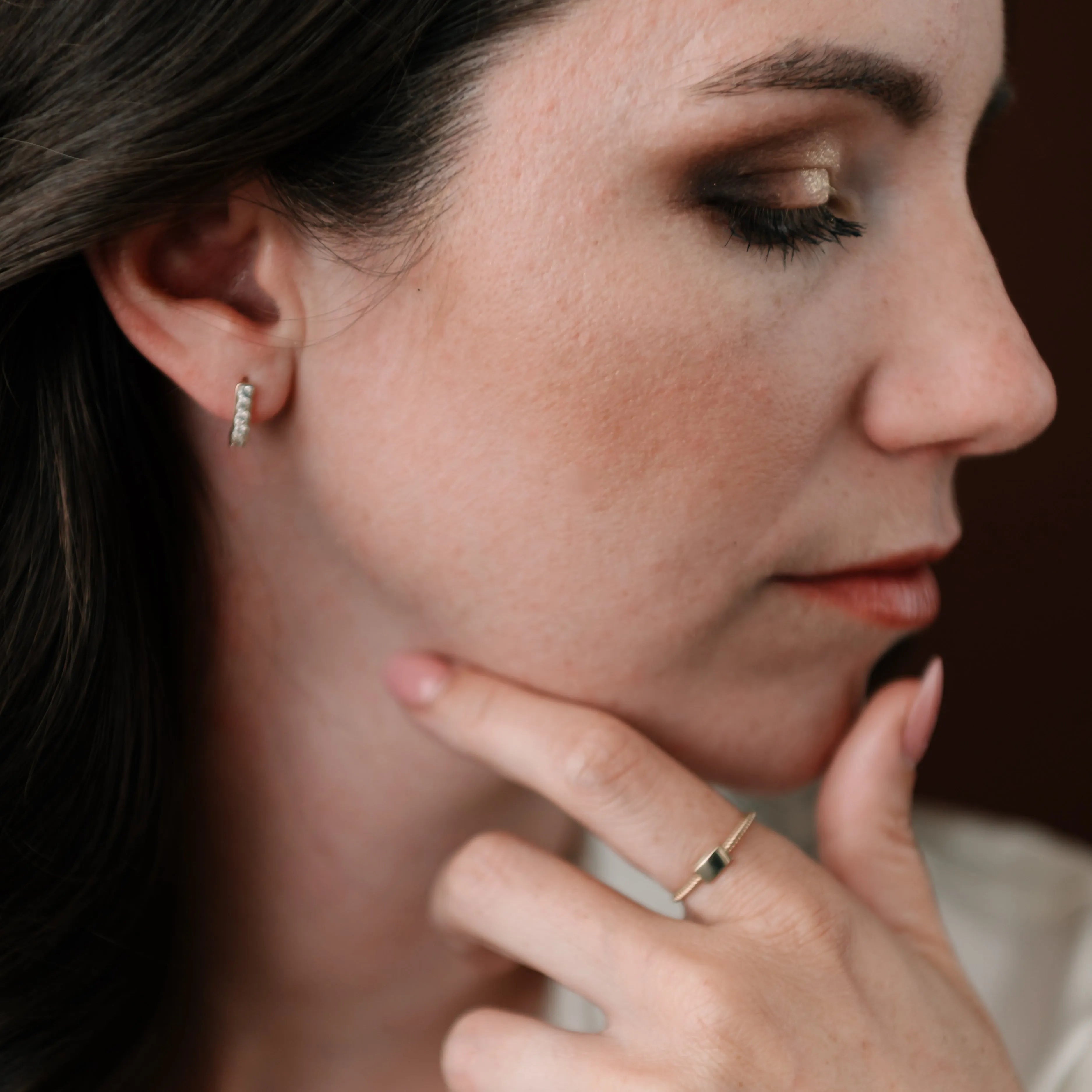 Prsteň s hladkou platničkou na ruke ženy – nadčasový dizajn kolekcie CREYO ESSENCE