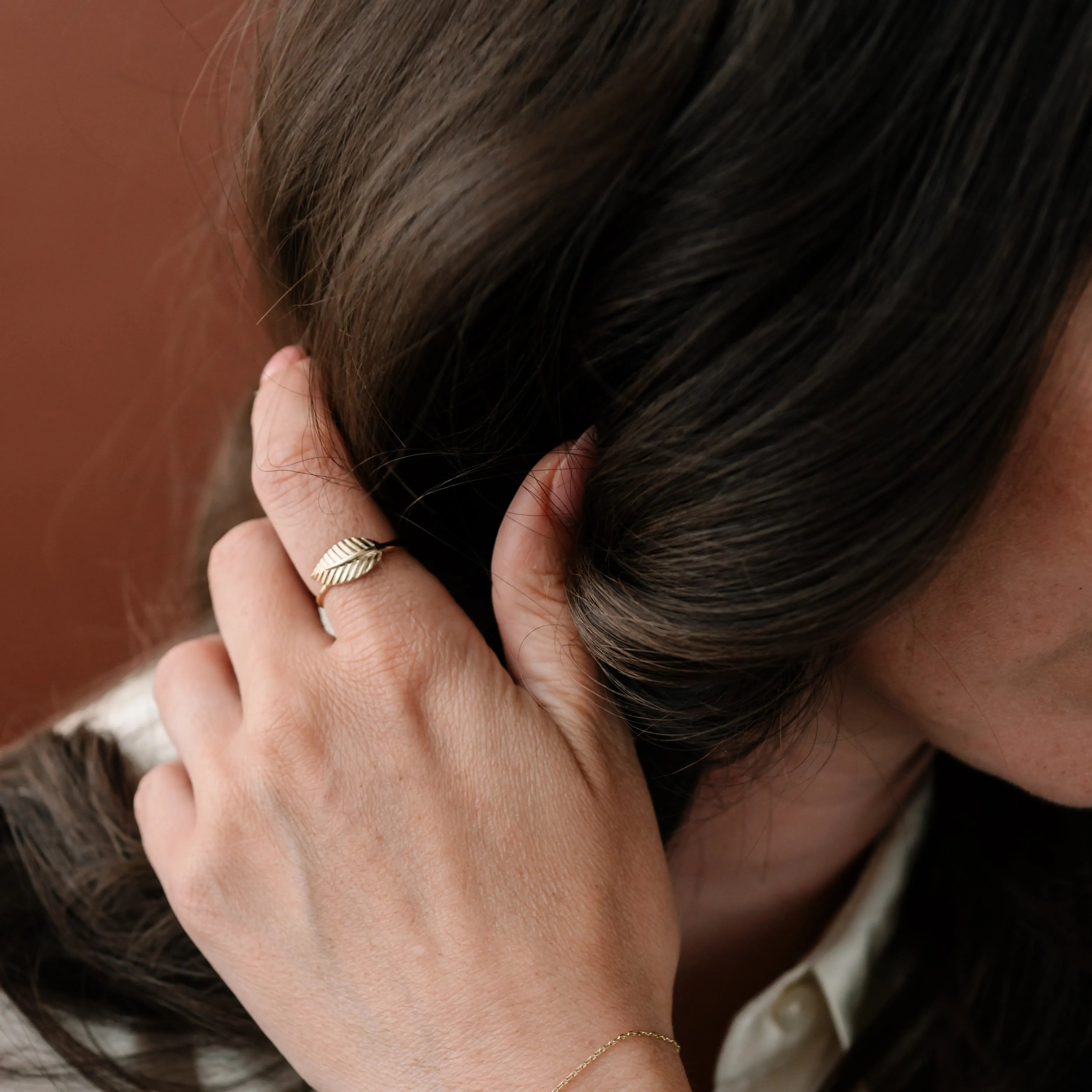 Jemný prsteň CREYO FOLIA s listovým dizajnom na ruke ženy